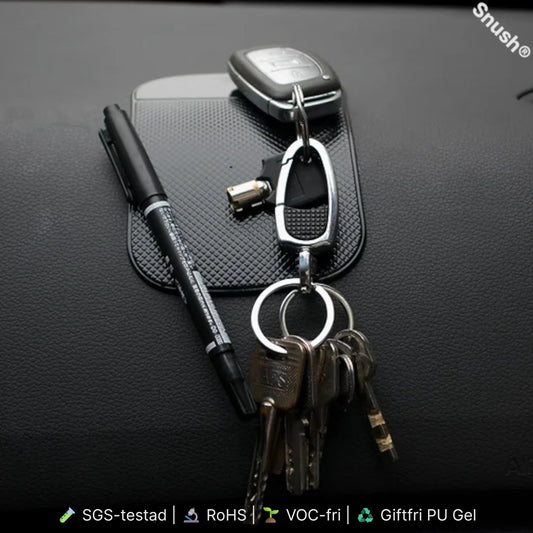 Anti-slip pad i bil som håller nycklar och småprylar på plats under körning